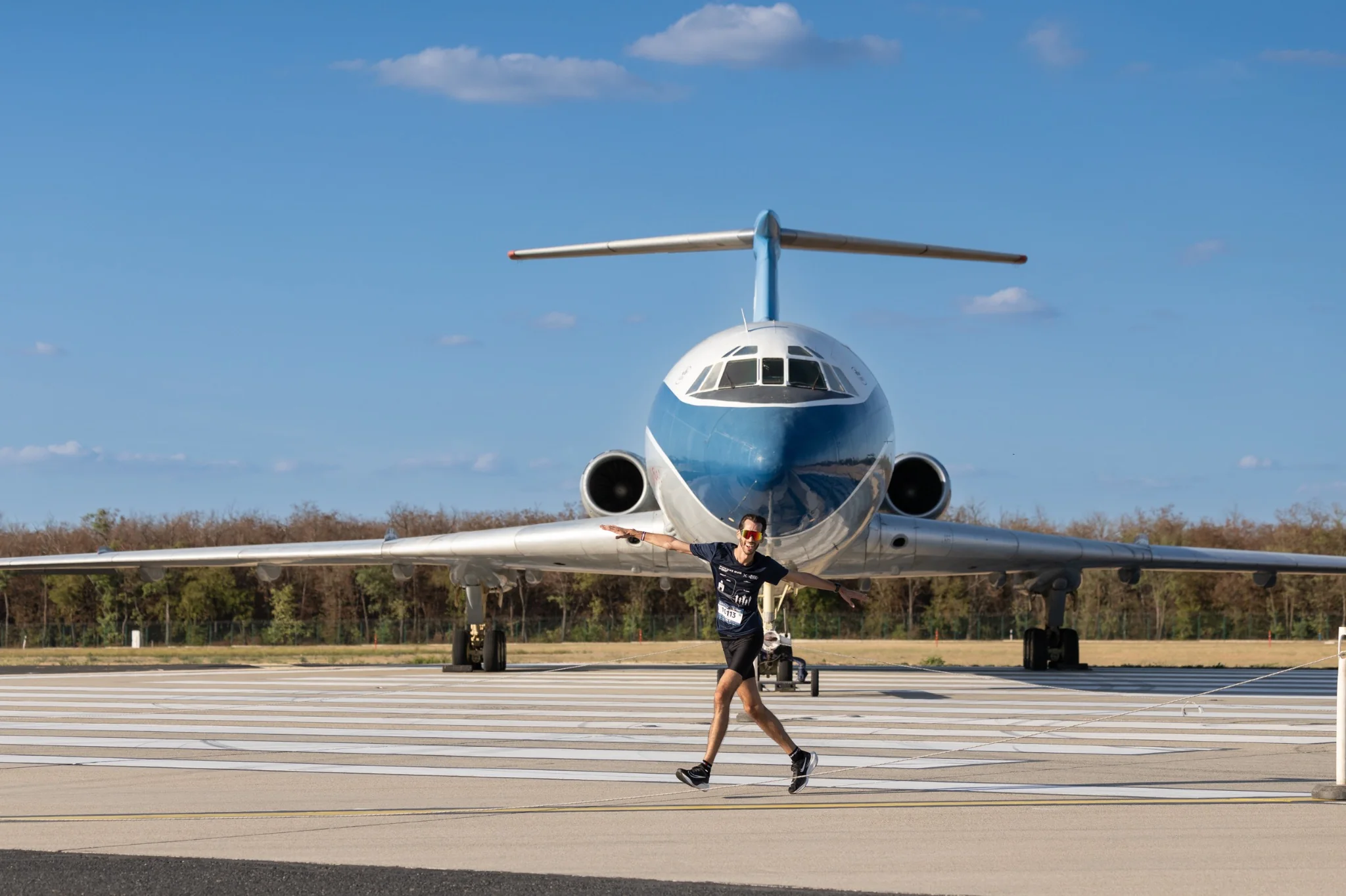 Futó a repülőgép előtt a Runway Run pályáján