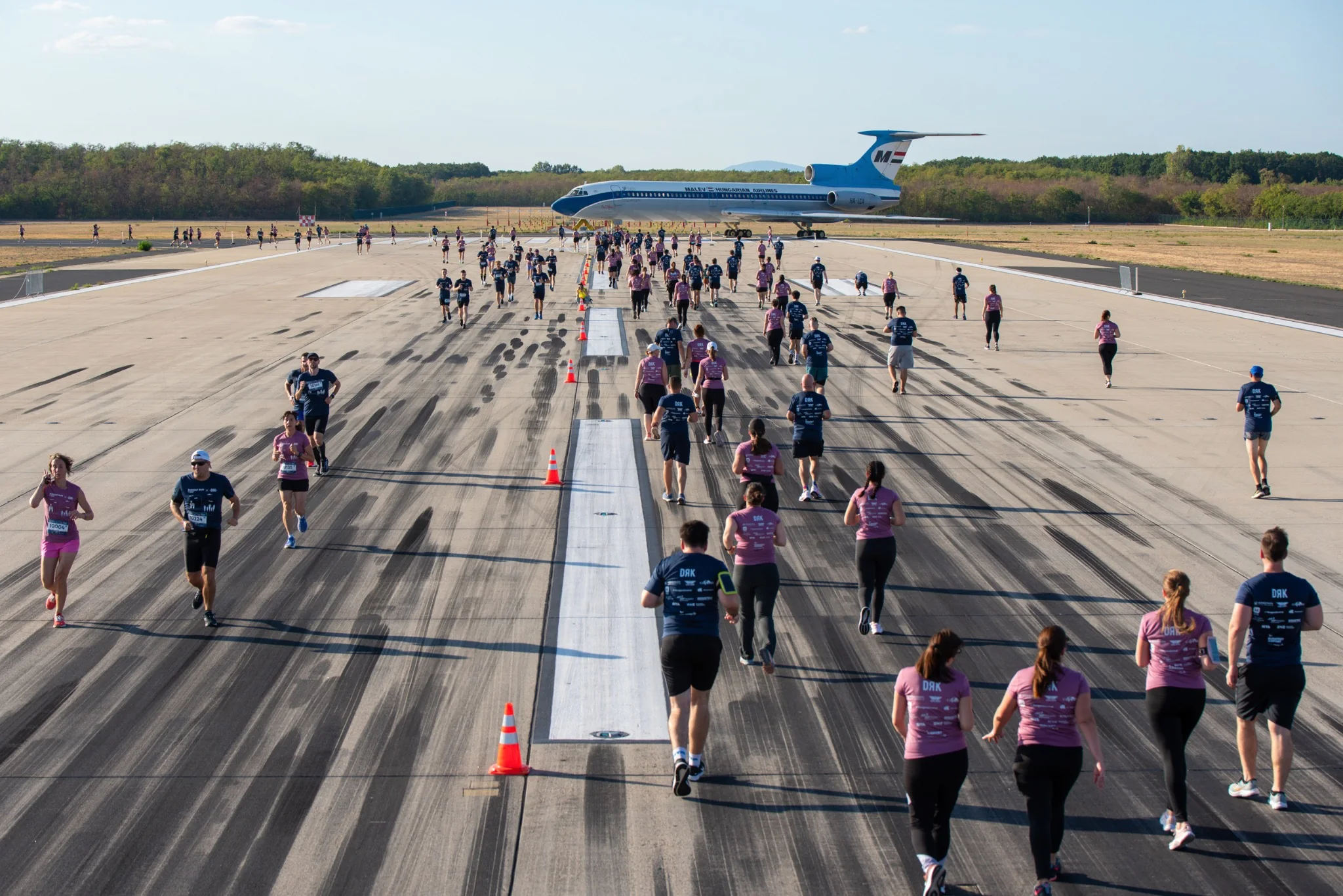 A Runway Run futói a repülőtéri pályán, háttérben a Tupoljevvel