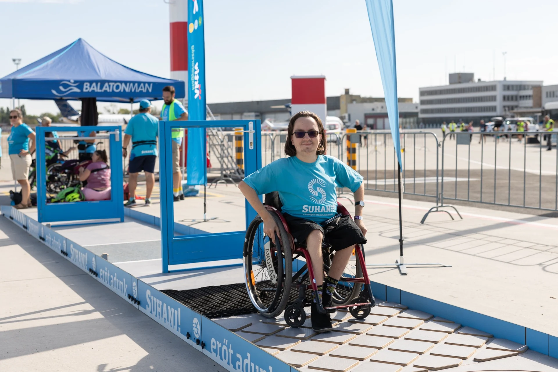 A SUHANJ! Alapítvány kerekesszékes parasportolója az akadálypályán